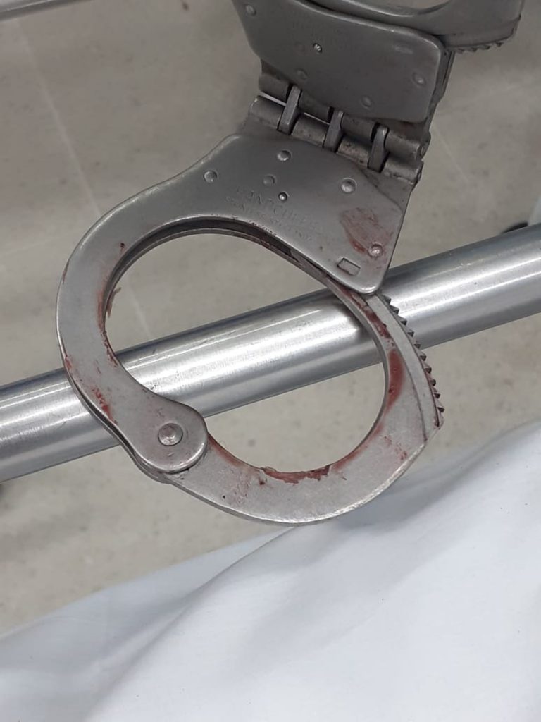 Homem usa sangue para se soltar de algema, quebra teto de hospital, cai em cima de paciente e pula janela